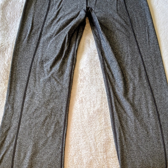 Lululemon yoga grey pants size 7 - Picture 4 of 5